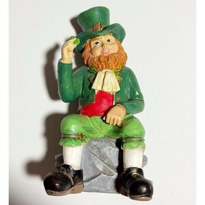 Leprechaun Holding Up A Clover WMG 2006 4" Tall Made In China